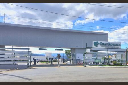 Casa de condomínio à venda com 246m², 4 quartos e 2 vagas Casa de condomínio à venda com 246m², 4 quartos e 2 vagasFachada