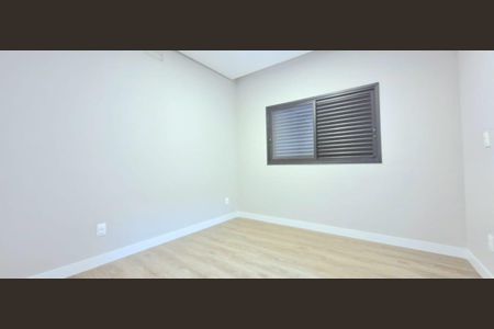 Casa de condomínio à venda com 246m², 4 quartos e 2 vagas Casa de condomínio à venda com 246m², 4 quartos e 2 vagasQuarto 1