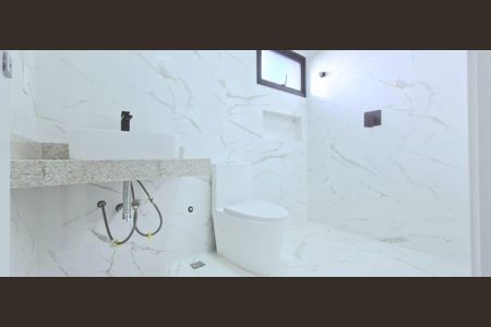 Casa de condomínio à venda com 246m², 4 quartos e 2 vagas Casa de condomínio à venda com 246m², 4 quartos e 2 vagasBanheiro da Suíte 2