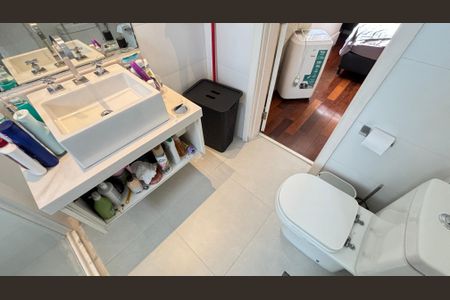 Apartamento à venda com 140m², 3 quartos e 2 vagas Apartamento à venda com 140m², 3 quartos e 2 vagasBanheiro da Suíte