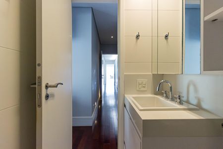 Apartamento à venda com 220m², 4 quartos e 4 vagas Apartamento à venda com 220m², 4 quartos e 4 vagasBanheiro da Suíte 3