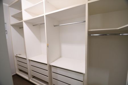 Casa à venda com 234m², 4 quartos e 3 vagasCloset Suíte 2