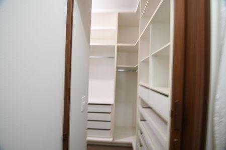 Casa à venda com 234m², 4 quartos e 3 vagasCloset Suíte 2