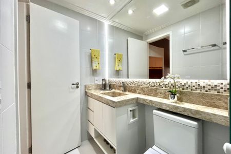 Apartamento à venda com 76m², 2 quartos e 2 vagas Apartamento à venda com 76m², 2 quartos e 2 vagasBanheiro da Suíte