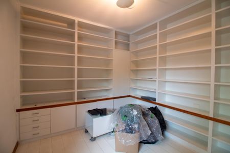 Apartamento à venda com 249m², 4 quartos e 4 vagas Apartamento à venda com 249m², 4 quartos e 4 vagasSala de TV / Escritório