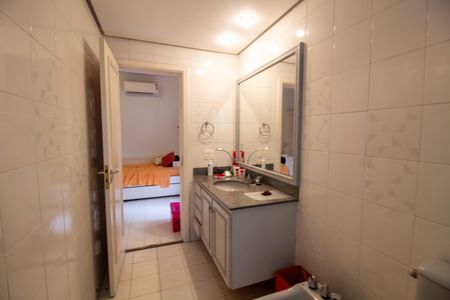 Apartamento à venda com 249m², 4 quartos e 4 vagas Apartamento à venda com 249m², 4 quartos e 4 vagasBanheiro da Suíte 2