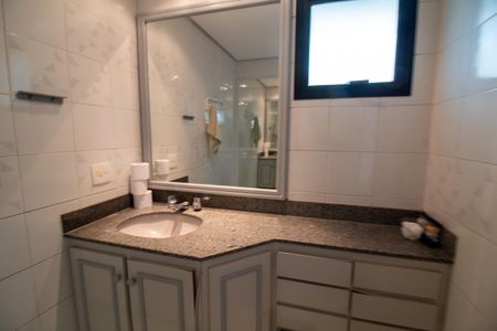 Apartamento à venda com 249m², 4 quartos e 4 vagas Apartamento à venda com 249m², 4 quartos e 4 vagasBanheiro da Suíte 1