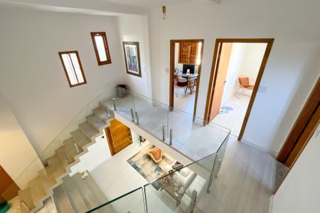 Casa à venda com 230m², 5 quartos e 3 vagas Casa à venda com 230m², 5 quartos e 3 vagasEscada