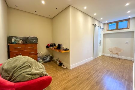 Casa à venda com 230m², 5 quartos e 3 vagas Casa à venda com 230m², 5 quartos e 3 vagasCloset