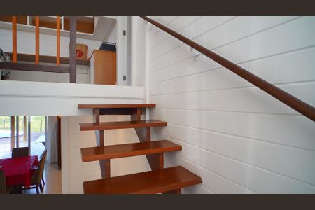 Casa de condomínio para alugar com 359m², 3 quartos e 2 vagasEscada