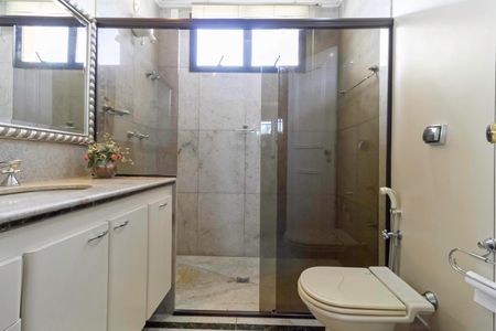 Casa à venda com 1000m², 4 quartos e 11 vagas Casa à venda com 1000m², 4 quartos e 11 vagasBanheiro da suíte 4