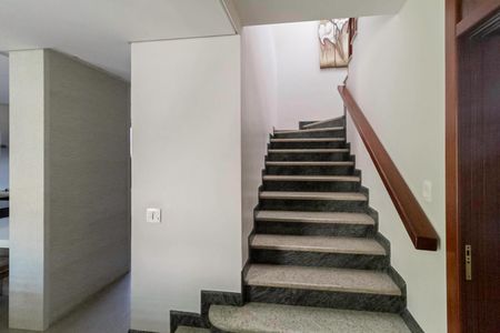 Casa à venda com 1000m², 4 quartos e 11 vagas Casa à venda com 1000m², 4 quartos e 11 vagasEscada