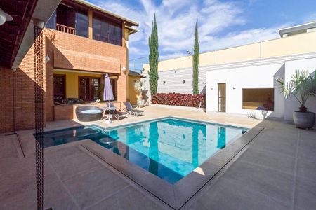 Casa à venda com 1000m², 4 quartos e 11 vagas Casa à venda com 1000m², 4 quartos e 11 vagasÁrea comum - Piscina