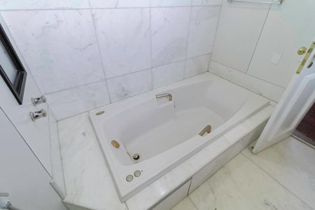 Casa à venda com 1000m², 4 quartos e 11 vagas Casa à venda com 1000m², 4 quartos e 11 vagasBanheiro da suíte 2