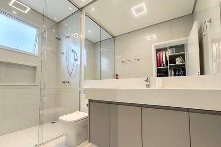 Casa de condomínio à venda com 490m², 3 quartos e 4 vagas Casa de condomínio à venda com 490m², 3 quartos e 4 vagasBanheiro da Suíte 1