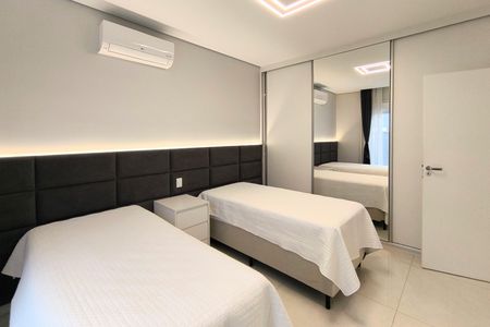 Casa de condomínio à venda com 490m², 3 quartos e 4 vagas Casa de condomínio à venda com 490m², 3 quartos e 4 vagasSuíte 3
