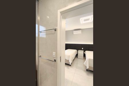 Casa de condomínio à venda com 490m², 3 quartos e 4 vagas Casa de condomínio à venda com 490m², 3 quartos e 4 vagasBanheiro da Suíte 3