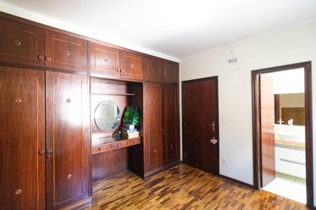 Casa à venda com 185m², 3 quartos e 4 vagas Casa à venda com 185m², 3 quartos e 4 vagasSuíte