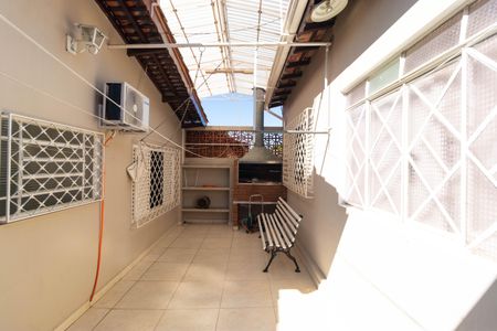 Casa à venda com 185m², 3 quartos e 4 vagas Casa à venda com 185m², 3 quartos e 4 vagasÁrea comum - Churrasqueira