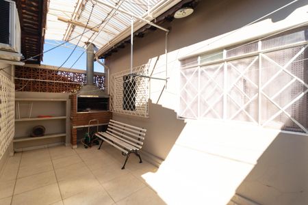 Casa à venda com 185m², 3 quartos e 4 vagas Casa à venda com 185m², 3 quartos e 4 vagasÁrea comum - Churrasqueira