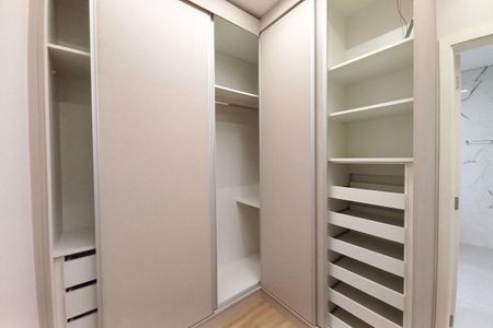 Casa de condomínio à venda com 305m², 4 quartos e 4 vagas Casa de condomínio à venda com 305m², 4 quartos e 4 vagasCloset da suíte 3