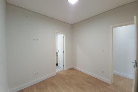 Casa de condomínio à venda com 305m², 4 quartos e 4 vagas Casa de condomínio à venda com 305m², 4 quartos e 4 vagasQuarto 2 - Suíte