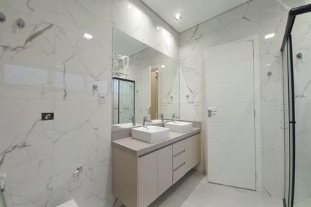 Casa de condomínio à venda com 305m², 4 quartos e 4 vagas Casa de condomínio à venda com 305m², 4 quartos e 4 vagasBanheiro da Suíte 3