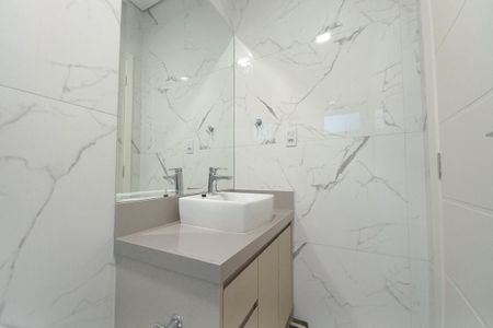 Casa de condomínio à venda com 305m², 4 quartos e 4 vagas Casa de condomínio à venda com 305m², 4 quartos e 4 vagasBanheiro da Suíte 2