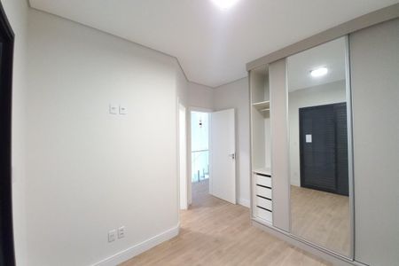 Casa de condomínio à venda com 305m², 4 quartos e 4 vagas Casa de condomínio à venda com 305m², 4 quartos e 4 vagasQuarto 1 - Suíte