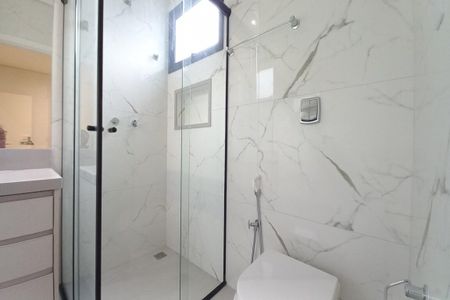 Casa de condomínio à venda com 305m², 4 quartos e 4 vagas Casa de condomínio à venda com 305m², 4 quartos e 4 vagasBanheiro da Suíte 4