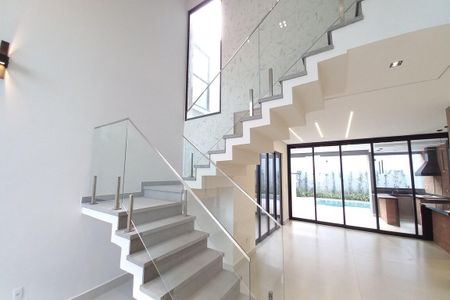 Casa de condomínio à venda com 305m², 4 quartos e 4 vagas Casa de condomínio à venda com 305m², 4 quartos e 4 vagasEscada