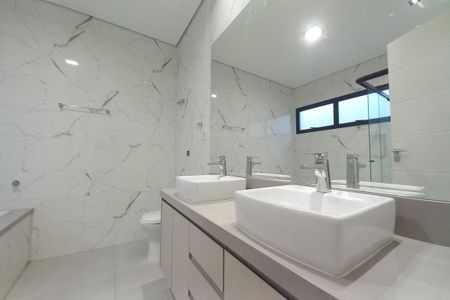 Casa de condomínio à venda com 305m², 4 quartos e 4 vagas Casa de condomínio à venda com 305m², 4 quartos e 4 vagasBanheiro da Suíte 3