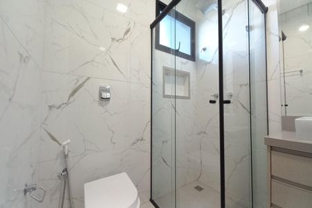 Casa de condomínio à venda com 305m², 4 quartos e 4 vagas Casa de condomínio à venda com 305m², 4 quartos e 4 vagasBanheiro da Suíte 1