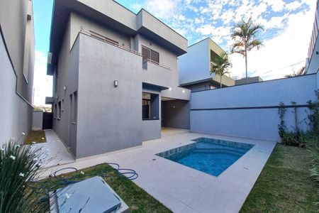 Casa de condomínio à venda com 305m², 4 quartos e 4 vagas Casa de condomínio à venda com 305m², 4 quartos e 4 vagasÁrea comum - Piscina