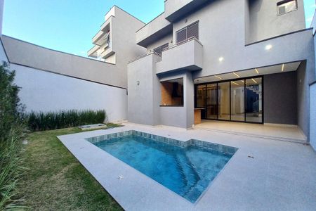 Casa de condomínio à venda com 305m², 4 quartos e 4 vagas Casa de condomínio à venda com 305m², 4 quartos e 4 vagasÁrea comum - Piscina