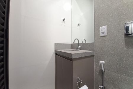 Casa de condomínio à venda com 305m², 4 quartos e 4 vagas Casa de condomínio à venda com 305m², 4 quartos e 4 vagasBanheiro de Serviço