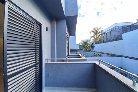 Casa de condomínio à venda com 305m², 4 quartos e 4 vagas Casa de condomínio à venda com 305m², 4 quartos e 4 vagasVaranda da Suíte 3