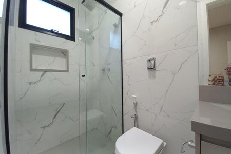 Casa de condomínio à venda com 305m², 4 quartos e 4 vagas Casa de condomínio à venda com 305m², 4 quartos e 4 vagasBanheiro da Suíte 2