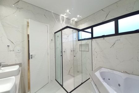 Casa de condomínio à venda com 305m², 4 quartos e 4 vagas Casa de condomínio à venda com 305m², 4 quartos e 4 vagasBanheiro da Suíte 3