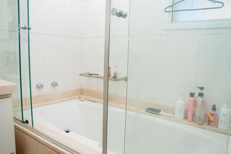 Apartamento à venda com 223m², 4 quartos e 4 vagas Apartamento à venda com 223m², 4 quartos e 4 vagasBanheiro da Suíte 1