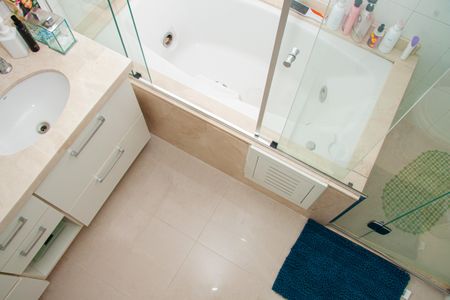 Apartamento à venda com 223m², 4 quartos e 4 vagas Apartamento à venda com 223m², 4 quartos e 4 vagasBanheiro da Suíte 1