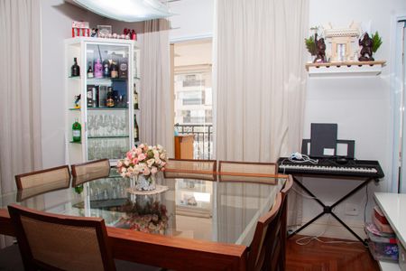 Apartamento à venda com 223m², 4 quartos e 4 vagas Apartamento à venda com 223m², 4 quartos e 4 vagasSala