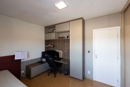 Casa de condomínio à venda com 361m², 3 quartos e 2 vagas Casa de condomínio à venda com 361m², 3 quartos e 2 vagasQuarto