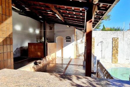 Casa à venda com 326m², 3 quartos e 6 vagas