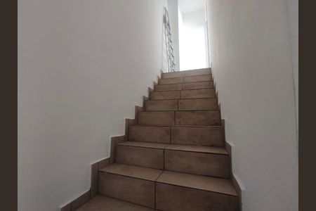 Apartamento à venda com 80m², 2 quartos e 2 vagas Apartamento à venda com 80m², 2 quartos e 2 vagasEscada