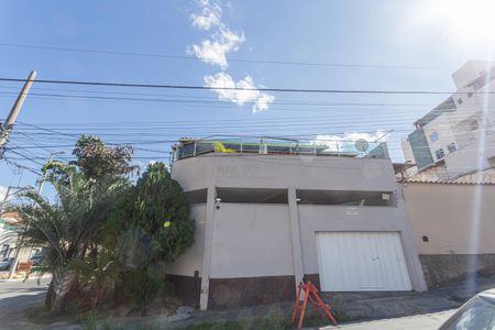 Casa à venda com 222m², 3 quartos e 2 vagas Casa à venda com 222m², 3 quartos e 2 vagasFachada