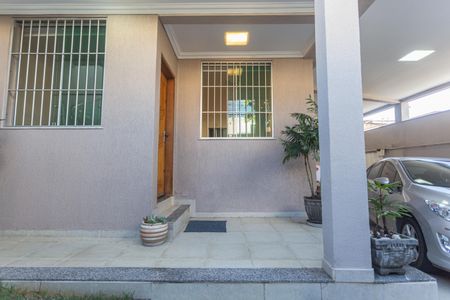 Casa à venda com 222m², 3 quartos e 2 vagas Casa à venda com 222m², 3 quartos e 2 vagasEntrada