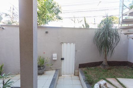 Casa à venda com 222m², 3 quartos e 2 vagas Casa à venda com 222m², 3 quartos e 2 vagasEntrada