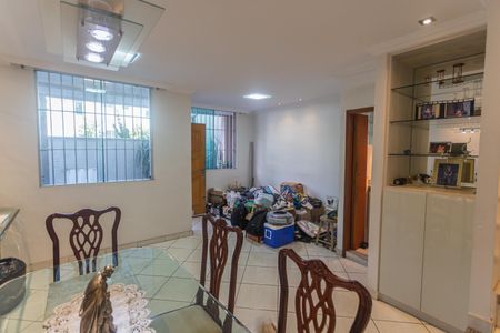 Casa à venda com 222m², 3 quartos e 2 vagas Casa à venda com 222m², 3 quartos e 2 vagasSala