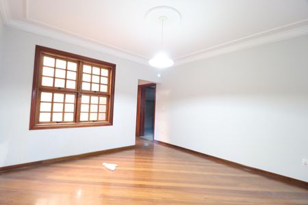 Casa para alugar com 242m², 4 quartos e 2 vagasSala